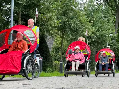 Unterwegs: die Fahrer mit E-Rikschas und ihre Mitfahrer. W&auml;hrend der Tour k&ouml;nnen die G&auml;ste auch W&uuml;nsche &auml;u&szlig;ern, wohin es gehen soll.