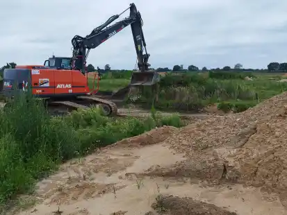 Ein Bagger arbeitet sich durch die Fl&auml;che: Bis Ende 2023 sollen die Erschlie&szlig;ungsarbeiten f&uuml;r das Baugebiet &bdquo;Geveshauser H&ouml;he&ldquo; in Neerstedt abgeschlossen sein.