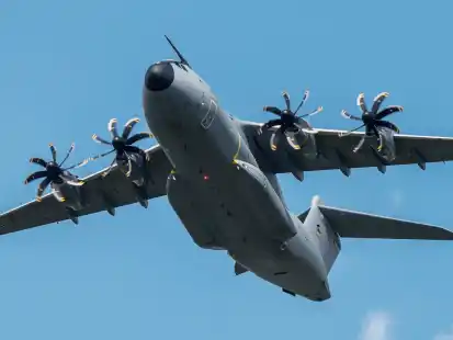 Das Transportflugzeug A400M der Luftwaffe fliegt am Donnerstag tief &uuml;ber Wilhelmshaven und Friesland.