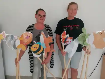 Das d&uuml;rfte ziemlich spa&szlig;ig werden, sind sich Inga Richardt, Vorsitzende des Tierschutzvereins Emden und Umgebung (links) und Tierheimleiterin Jantke Tjaden sicher. Denn auf den selbstgebastelten Steckenpferdchen treten die Jungen und M&auml;dchen der Tierheim-Jugendgruppe in einem Parcours gegen die Tierheimhunde und ihre Betreuer an.