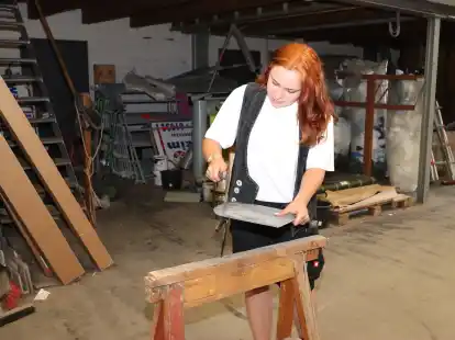 Kati Ewen beim Bearbeiten einer Schieferplatte.
