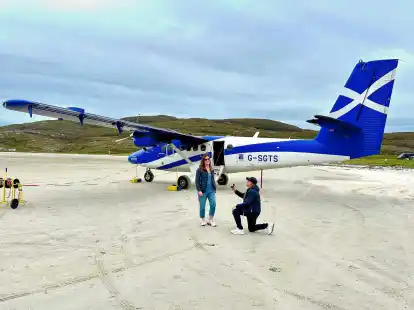 Mit einem Verlobungsring kniet Stephen McCann vor seiner Lebensgef&auml;hrtin Bridget Byrne nach der Landung auf der schottischen Insel.