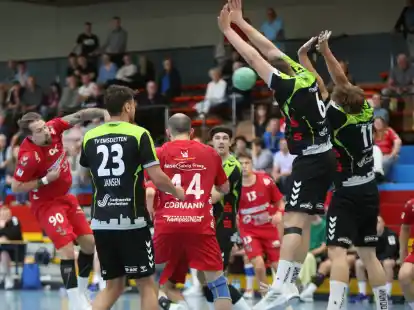 Mit einem Spiel gegen den THW Kiel II starten die WHV-Handballer (rote Trikots) an diesem Samstag ins eigene Turnier in der Nordfrost-Arena.