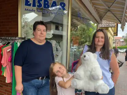 Betreiber-Wechsel bei Eisb&auml;r Kindermode: Silke Volk (links) &uuml;bergibt den Laden im Ganderkeseer Ortskern bald an Julita Schumacher, die von ihrer Tochter Loana unterst&uuml;tzt wird.