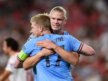 Erling Haaland (r) und Kevin De Bruyne sind unter den Finalisten bei der Wahl zu Europas Fu&szlig;baller des Jahres.