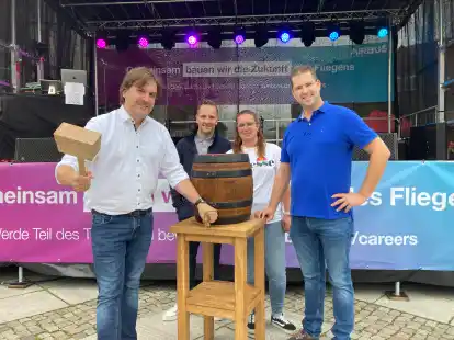 Sie waren f&uuml;r den traditionellen Fassanstich zust&auml;ndig: (von links) Nils Siemen, Mario Roggow, Maren Lutz und Julian Fenkohl.