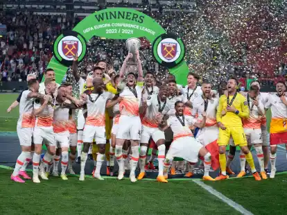 Die Spieler von West Ham feiern mit der Troph&auml;e nach dem Sieg im Finale der Europa Conference League.