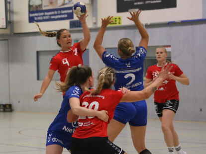 Mehr M&ouml;glichkeiten: Linksh&auml;nderin Melissa Steinhoff (am Ball) bereichert das Spiel der HSG Hude/Falkenburg auf der rechten Angriffsseite, kann aber auch &uuml;ber die Mitte Druck erzeugen.