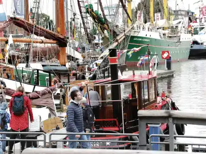 Auch wenn die Sonne gerade mal f&uuml;r einen Moment Pause macht, geht es bunt zu bei den Maritimen Tagen in Bremerhaven. Im Hintergrund zu sehen ist das Flaggschiff der Gro&szlig;veranstaltung, die &bdquo;Alexander von Humboldt II&ldquo;.