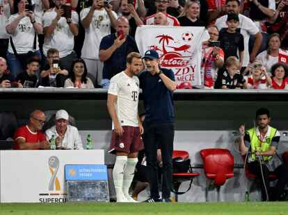 Bayerns Trainer Thomas Tuchel (r) setzt beim Bundesligastart auf Hoffnungstr&auml;ger Harry Kane.