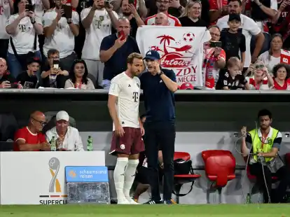 Bayerns Trainer Thomas Tuchel (r) setzt beim Bundesligastart auf Hoffnungstr&auml;ger Harry Kane.