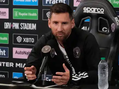Miamis Lionel Messi beantwortet eine Frage w&auml;hrend einer Pressekonferenz.