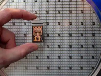 Europas Industrie sei besonders stark bei Autos und Elektrofahrzeugen und Industrieelektronik, die gerade f&uuml;r den Ausbau der Energienetze und f&uuml;r Wind- und Solaranlagen unersetzlich seien. &laquo;In beiden M&auml;rkten wird der Bedarf an Halbleitern massiv steigen&raquo;, prognostiziert der ZVEI.