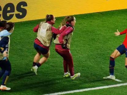 Spaniens Salma Paralluelo (r) feiert mit ihren Teamkolleginnen nach einem Tor ihrer Mannschaft.