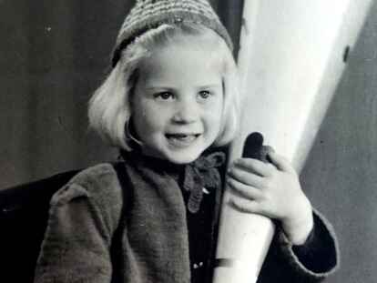 H&auml;lt stolz ihre &bdquo;Zuckert&uuml;te&ldquo; in den H&auml;nden: die Jeveranerin Anke Casper bei ihrer Einschulung im Jahr 1951 in Jever.