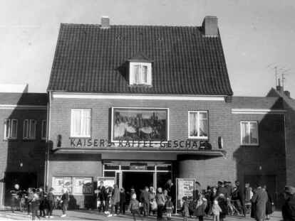 Viel Andrang bei der Er&ouml;ffnung 1962: Kaiser&rsquo;s Kaffeegesch&auml;ft an der Ecke Ludwig-Uhlandstra&szlig;e/Friedrich-R&uuml;ckert-Stra&szlig;e.