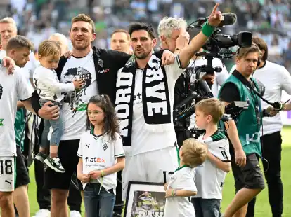 Lars Stindl (r) verabschiedet sich nach dem Spiel von den Fans.
