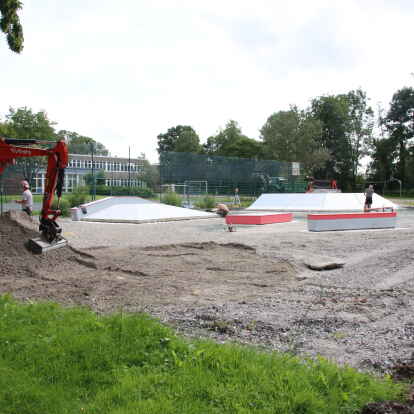 Die Skateranlage in Sande wird komplett erneuert. Mittlerweile werden die einzelnen Rampen bereits montiert.