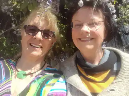 Edith Koschnick (links) und Dana Dulska gestalten den Abend in der Klecksklause.