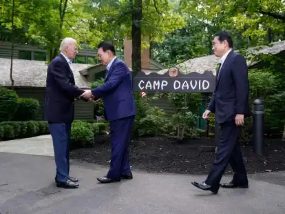 US-Pr&auml;sident Joe Biden (l) begr&uuml;&szlig;t seine G&auml;ste zum Gipfel in Camp David.