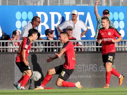 Wiesbadens Hyunju Lee bejubelt das einzige Tor des Abends mit Ivan Prtajin und Lasse G&uuml;nther (l-r).