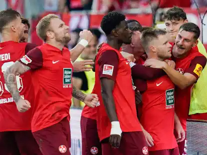 Kaiserslauterns Jean Zimmer (2.v.r.) jubelt mit Mannschaftskollegen &uuml;ber das Tor zum 3:2.