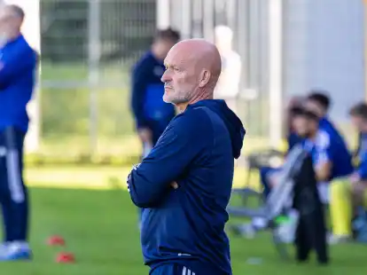 Zur Pause konnte er nicht zufrieden sein: BSV-Trainer Stefan Emmerling sieht drei Tore des Gegners.