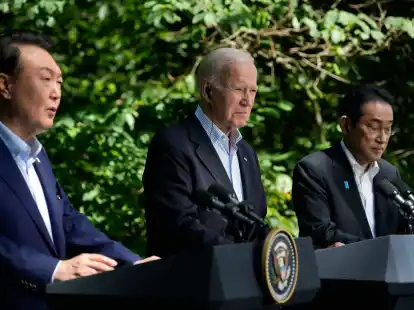 US-Pr&auml;sident Joe Biden (M), Japans Premierminister Fumio Kishida (r), und S&uuml;dkoreas Pr&auml;sident Yoon Suk Yeol bei einer  Pressekonferenz in Camp David.