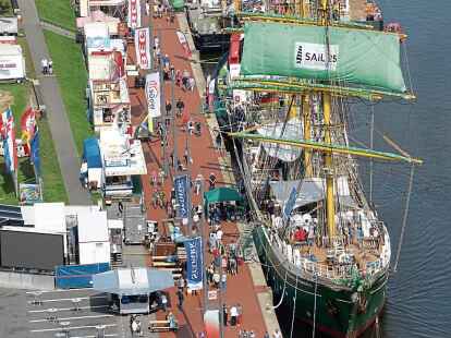 Mit diesem gr&uuml;nen Werbesegel, auf dem auf die Sail 2025 in Bremerhaven hingewiesen wird, ist die &bdquo;Alexander von Humboldt II&ldquo; jetzt zwei Jahre lang unterwegs.