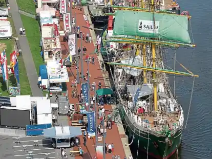 Mit diesem gr&uuml;nen Werbesegel, auf dem auf die Sail 2025 in Bremerhaven hingewiesen wird, ist die &bdquo;Alexander von Humboldt II&ldquo; jetzt zwei Jahre lang unterwegs.