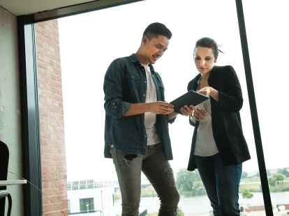 Mal aufstehen und pers&ouml;nlich mit den Kollegen im B&uuml;ro sprechen: M&ouml;glichkeiten, Bewegung in den Arbeitsalltag einzubauen, gibt es viele.