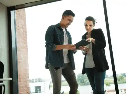 Mal aufstehen und pers&ouml;nlich mit den Kollegen im B&uuml;ro sprechen: M&ouml;glichkeiten, Bewegung in den Arbeitsalltag einzubauen, gibt es viele.