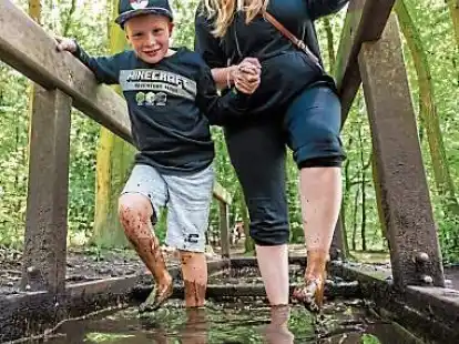 <p> Jannes und Jenny St&uuml;mer im Barfu&szlig;park. </p>