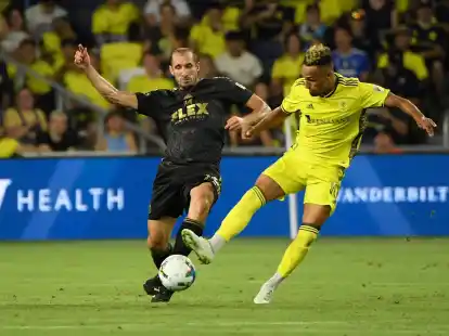 Hany Mukhtar (r) spielt in der MLS f&uuml;r Nashville SC.