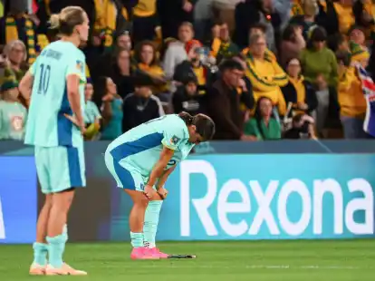 Australiens Superstar Sam Kerr (r) ist nach der Niederlage gegen die Schwedinnen entt&auml;uscht.