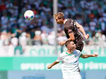 Lars Ritzke (r) vom FC St. Pauli gewinnt F&uuml;rths Branimir Hrgota das Kopfballduell.