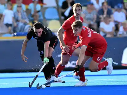 Teo Hinrichs (l) und die deutsche Hockey-Nationalmannschaft trennen sich mit Wales 3:3.