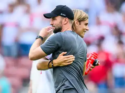 Stuttgarts Borna Sosa (r) klatscht nach dem Spiel mit Trainer Sebastian Hoene&szlig; ab.