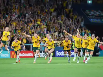 Die australischen Spielerinnen feiern ihren Sieg gegen Frankreich.