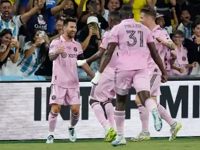 Inter Miamis Lionel Messi (l) feiert sein Tor mit seinen Mannschaftskameraden.