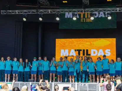 Die australischen Fu&szlig;ballerinnen wurden in Brisbane ausgezeichnet.