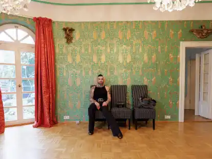 Harald Gl&ouml;&ouml;ckler sitzt in einem nahezu leeren Raum seines alten Hauses.