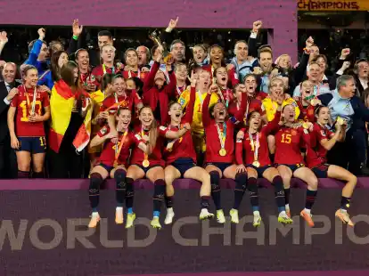 Spaniens Spielerinnen feiern mit dem Pokal nach dem 1:0-Sieg &uuml;ber England.