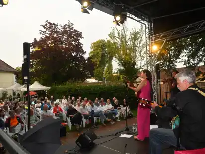 Die schwedische Singer-Songwriterin Siri Svegler trat am Samstagabend mit ihrer Band im Kulturgarten des Hauses M&uuml;ller auf.