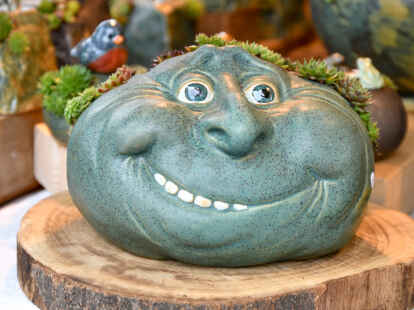 Viele Figuren und Kunstobjekte gab es am Wochenende auf dem Vareler T&ouml;pfermarkt zu bewundern.