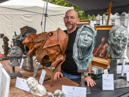 Viele Figuren und Kunstobjekte gab es am Wochenende auf dem Vareler T&ouml;pfermarkt zu bewundern.