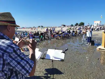 Zahlreiche Blechbl&auml;ser kamen am Sonntagvormittag am Watt vor Schillig zusammen.