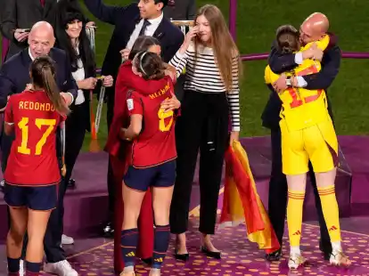 Spaniens Fu&szlig;ball-Verbandschef Luis Rubiales umarmt Ersatztorh&uuml;terin Enith Salon.