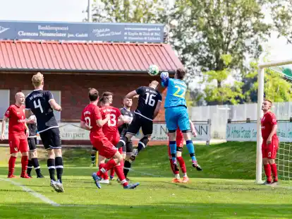 Alarm im Kneheimer Strafraum: Kneheims Keeper Lukas Osterloh (Nr. 22) gegen Garrels Johannes Bley (Nr. 16)