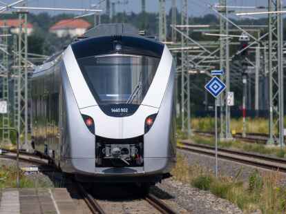 Auf dem Dach des Zugs sind neben Stromabnehmern auch Akkus installiert. Sie liefern Strom, wenn keine Oberleitung vorhanden ist. Dieser wird w&auml;hrend der Fahrt durch Rekuperation gewonnen.